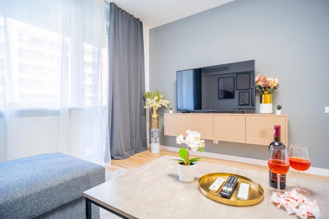 Refreshingly Chic: Newly Renovated 2Br Apartment บูคาเรสต์ ภายนอก รูปภาพ