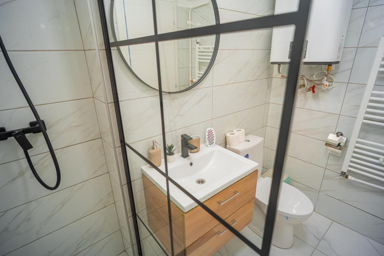 Refreshingly Chic: Newly Renovated 2Br Apartment บูคาเรสต์ ภายนอก รูปภาพ